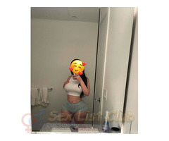 hermosa chica solita en casa disponible para complacerte